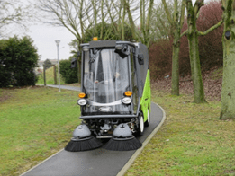 Nettoyage avec un balai de rue &eacute;lectrique